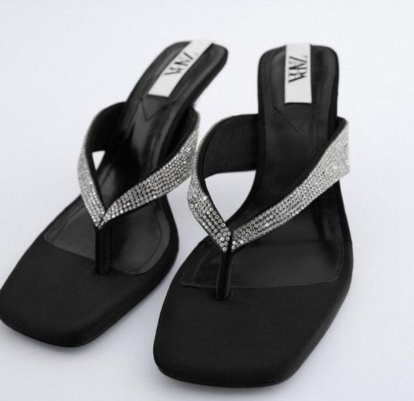 wear black shiny polished high-heeled flip flop sandals with high-heeled stiletto heels outside the office
wear black shiny polished high-heeled flip flop sandals with high-heeled stiletto heels outside the office