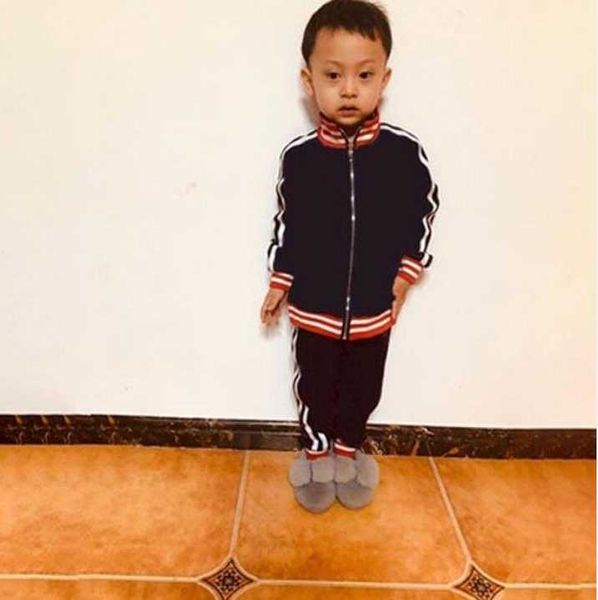 kids designer clothing sets new luxury print tracksuits fashion letter jackets + joggers casual sports style sweatshirt boys clothes, White
kids designer clothing sets new luxury print tracksuits fashion letter jackets + joggers casual sports style sweatshirt boys clothes, White
