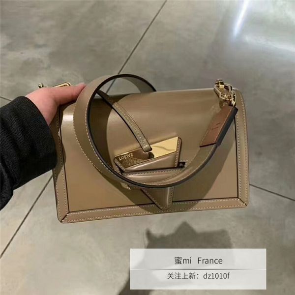 handbag hookloewe / luo yiwei women's barcelona triangle buckle single wide shoulder strap messenger bagluggage tag
handbag hookloewe / luo yiwei women's barcelona triangle buckle single wide shoulder strap messenger bagluggage tag