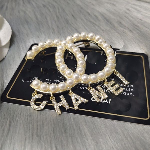 xiangjia xiaoxiangfeng 2021 new pearl letter fashion temperament simple diamond brooch female, Gray
xiangjia xiaoxiangfeng 2021 new pearl letter fashion temperament simple diamond brooch female, Gray