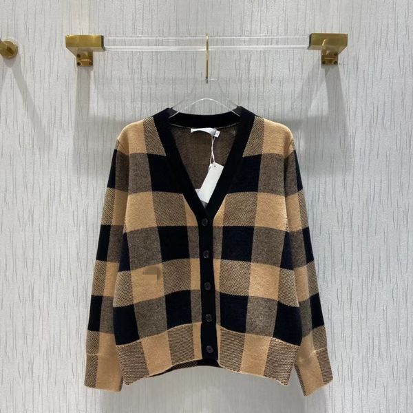2021 autumn winter milan runway sweaters v neck long sleeve plaid print high end jacquard cardigan women's designer clothing 1113-24, White;black
2021 autumn winter milan runway sweaters v neck long sleeve plaid print high end jacquard cardigan women's designer clothing 1113-24, White;black