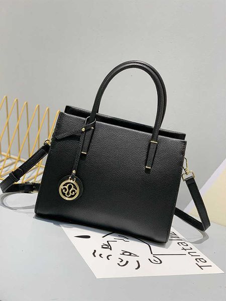 fashion natural throw handbag 2021 style msenger shoulder bag with pendant leather women's bag head leather 81258
fashion natural throw handbag 2021 style msenger shoulder bag with pendant leather women's bag head leather 81258