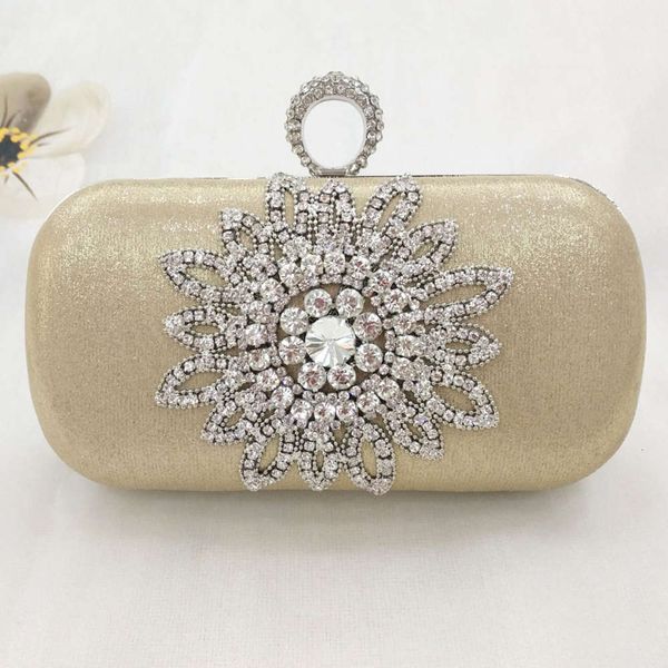 women's fashion water inlaid diamond sunflower hand bag slung women's bag dinner bag
women's fashion water inlaid diamond sunflower hand bag slung women's bag dinner bag