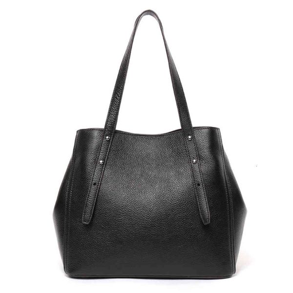 leather bag 2021 new simple leisure women's single shoulder diagonal cross portable commuter tote bag
leather bag 2021 new simple leisure women's single shoulder diagonal cross portable commuter tote bag