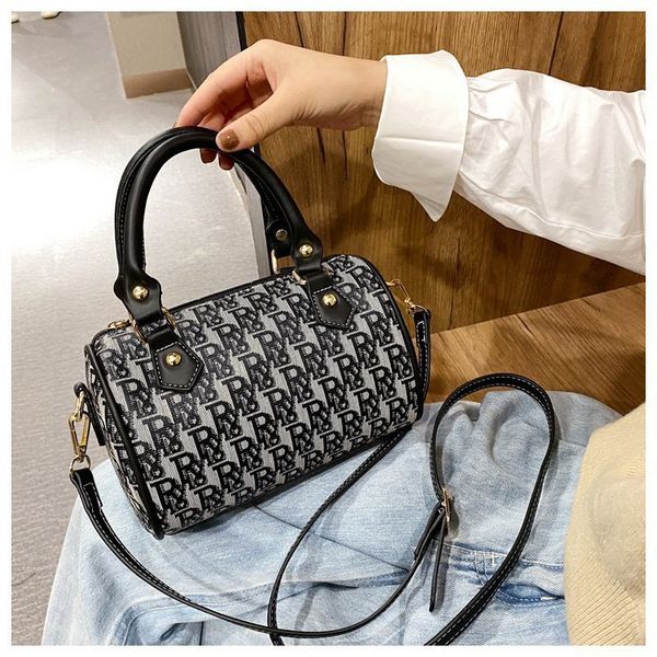80% off outlet store style handbag women's new red versatile one shoulder messenger bag factory online sale, Black;red
80% off outlet store style handbag women's new red versatile one shoulder messenger bag factory online sale, Black;red