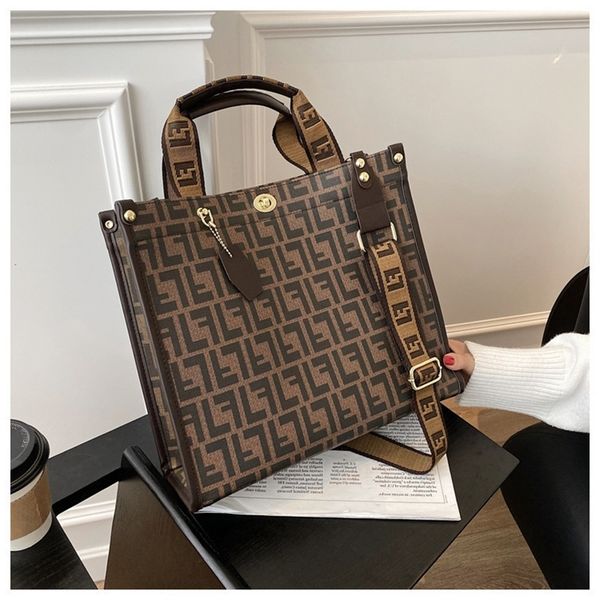 women's new online shopping single shoulder diagonal cross bag portable high-capacity tote bag
women's new online shopping single shoulder diagonal cross bag portable high-capacity tote bag