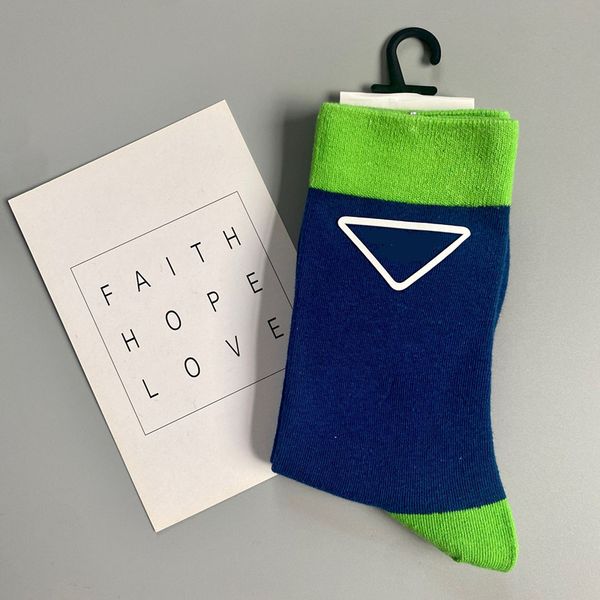 2021 p triangle leather label black and white color tube socks college design fashion brand couples with simple 4 color a4
2021 p triangle leather label black and white color tube socks college design fashion brand couples with simple 4 color a4