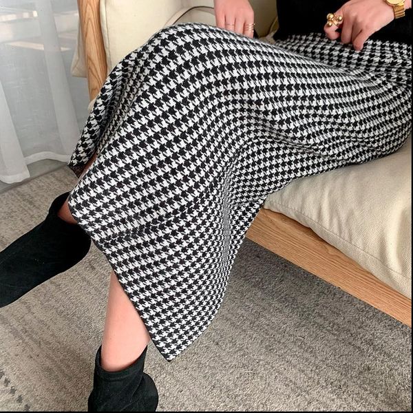 2021 new fashion women skirts spring winter houndstooth 3colors woolen blended knitting skirt female standard down clothes, Black
2021 new fashion women skirts spring winter houndstooth 3colors woolen blended knitting skirt female standard down clothes, Black