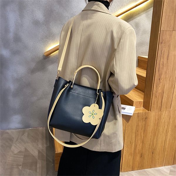 autumn small fresh bag 2021 fashion portable bucket women's net red with one shoulder messenger bag, Black;red
autumn small fresh bag 2021 fashion portable bucket women's net red with one shoulder messenger bag, Black;red
