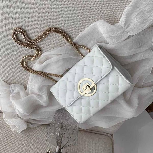 classic fashion embossed lady letter handbag fashion clamshell golden lock diagonal bag woman cross body totes bags banquet bag
classic fashion embossed lady letter handbag fashion clamshell golden lock diagonal bag woman cross body totes bags banquet bag