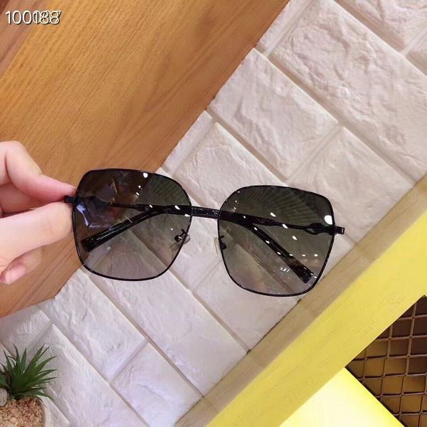 Men sunglasses top quality aviation pilot sun glasses for men women with black or brown leather case, cloth, and retail accessories!
Men sunglasses top quality aviation pilot sun glasses for men women with black or brown leather case, cloth, and retail accessories!