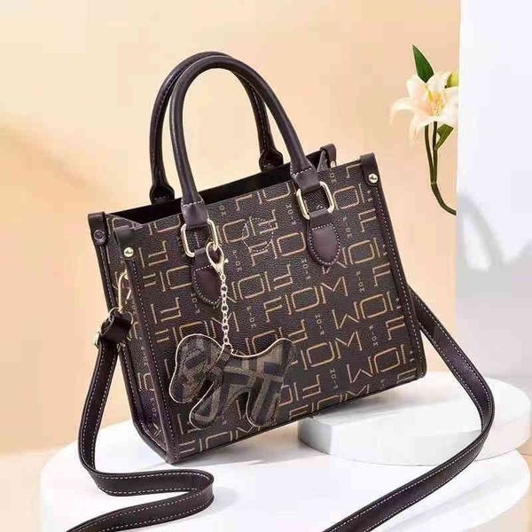 2022 factory wholesale new spring summer simple fashionable one shoulder hand texture oblique cross women's bag 12kt
2022 factory wholesale new spring summer simple fashionable one shoulder hand texture oblique cross women's bag 12kt