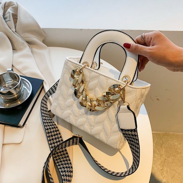 spring and summer sense of foreign style small female 2021 new trend korean messenger bag fashion portable one shoulder princess
spring and summer sense of foreign style small female 2021 new trend korean messenger bag fashion portable one shoulder princess
