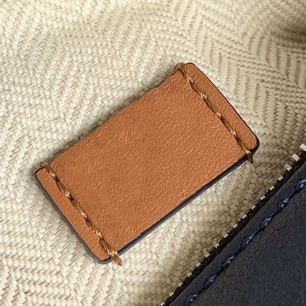 style adopt texture soft calfskin multi-color splicing the textile lining folds y it can be carried by hand or straddled sidew
style adopt texture soft calfskin multi-color splicing the textile lining folds y it can be carried by hand or straddled sidew