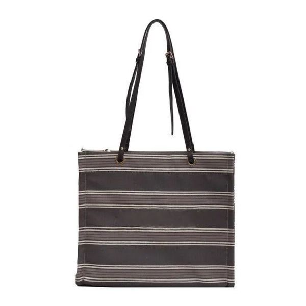 2021 sport new outdoor letter printing shpping bag travel bags big volulme high street notebook bag office bag cel
2021 sport new outdoor letter printing shpping bag travel bags big volulme high street notebook bag office bag cel