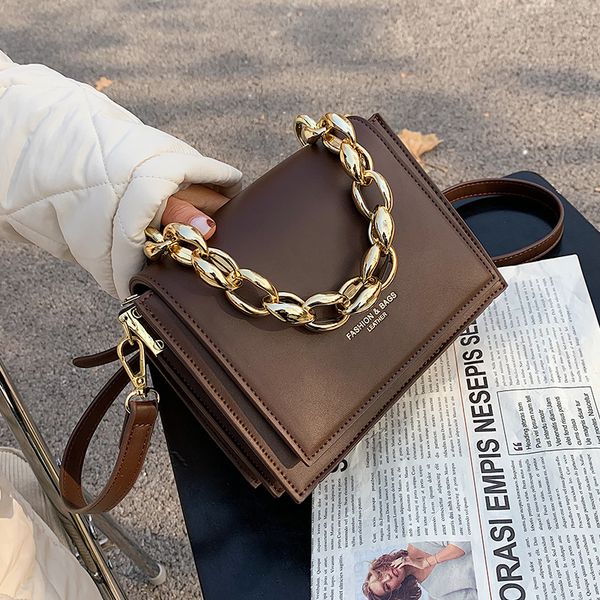 niche design high-end retro female 2021 new fashion messenger square chain handbag dual-use bag width: 19cm c0225
niche design high-end retro female 2021 new fashion messenger square chain handbag dual-use bag width: 19cm c0225