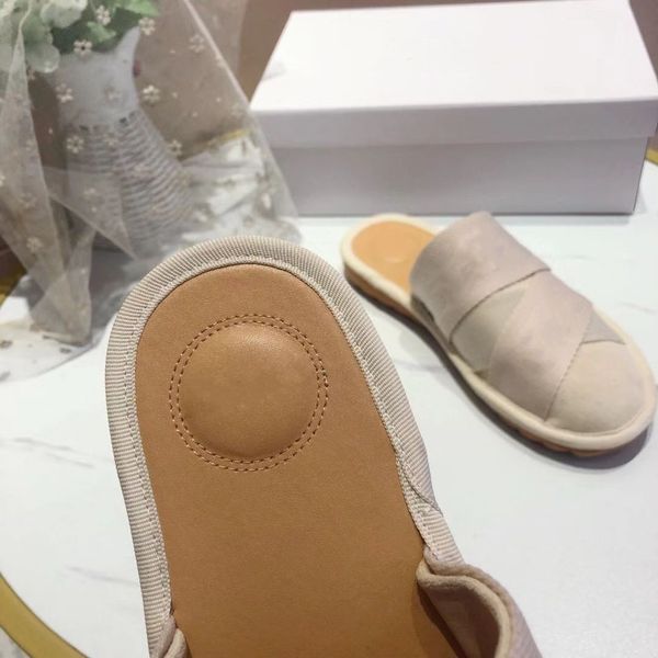 2022 luxury indoor home woman slippers designer classic print half dragged non-slip wear resistant scuffs sandals comfort simple, Black
2022 luxury indoor home woman slippers designer classic print half dragged non-slip wear resistant scuffs sandals comfort simple, Black