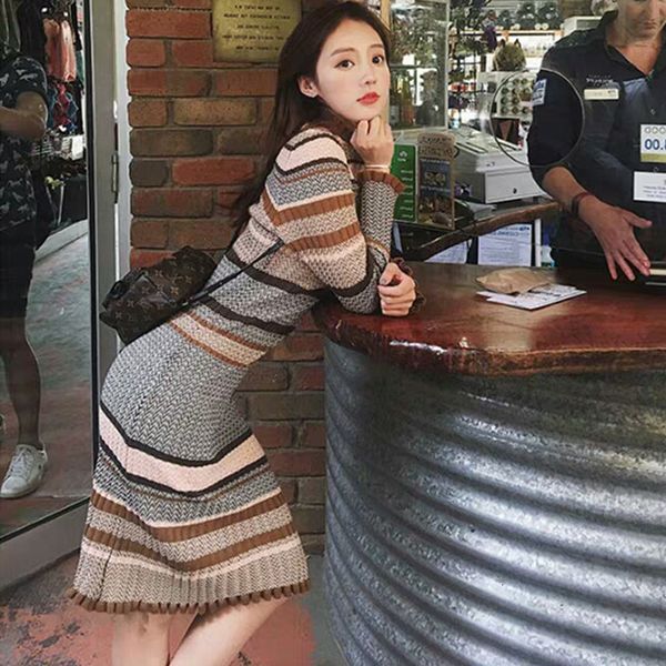 2021 new elegant striped autumn winter vintage slim sweater o-neck women knitted female midi jumpers 5816, Black;gray
2021 new elegant striped autumn winter vintage slim sweater o-neck women knitted female midi jumpers 5816, Black;gray