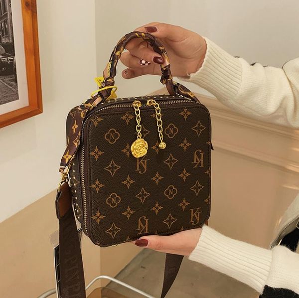 one-shoulder messenger women's bag personalized printing retro mobile phone small square bag
one-shoulder messenger women's bag personalized printing retro mobile phone small square bag