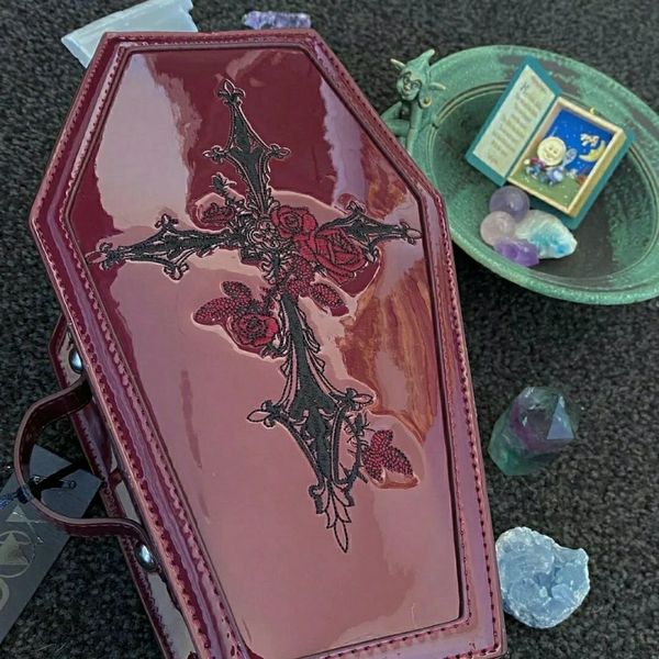 luxury hand fetish manufacturing · dollskill coffin gothic punk red patent leather embroidery hand-held cosmetic bag widow
luxury hand fetish manufacturing · dollskill coffin gothic punk red patent leather embroidery hand-held cosmetic bag widow