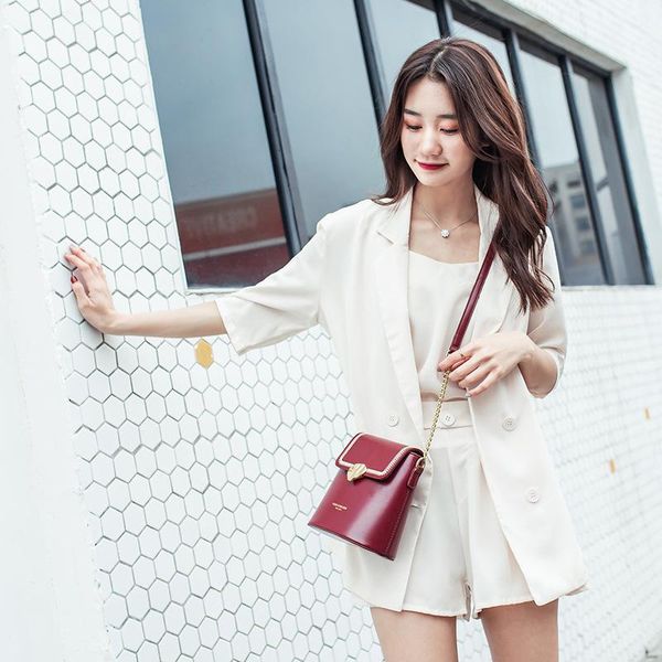 evening bags 2021 arrivals women's shoulder pu leather retro letter female design versatile women bucket
evening bags 2021 arrivals women's shoulder pu leather retro letter female design versatile women bucket