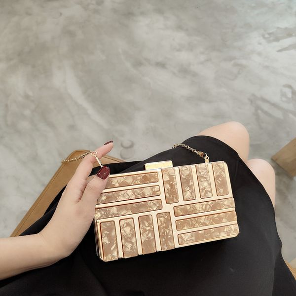 2021 ins same acrylic marble square hard shell bag diagonal cross fashion simple hand, Black;red
2021 ins same acrylic marble square hard shell bag diagonal cross fashion simple hand, Black;red