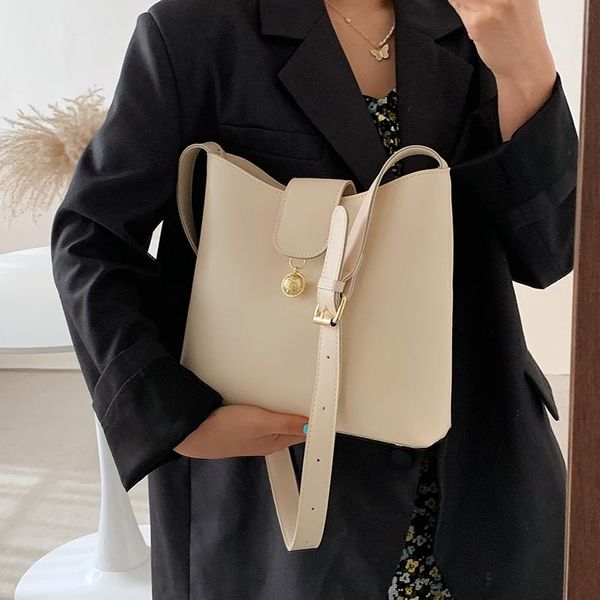original brand senior handbags 2021 new fashion ins messenger bag shoulder bucket bag underarm dual-use
original brand senior handbags 2021 new fashion ins messenger bag shoulder bucket bag underarm dual-use