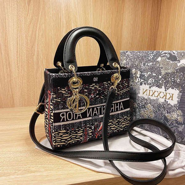 women's bag 2021 new fashion canvas printed hand-held diana
women's bag 2021 new fashion canvas printed hand-held diana