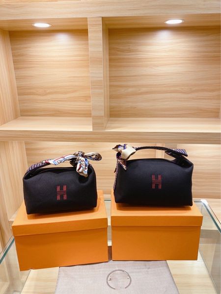 autumn simple solid color soft handle zipper cross section square white shell bag inner patch handbags
autumn simple solid color soft handle zipper cross section square white shell bag inner patch handbags