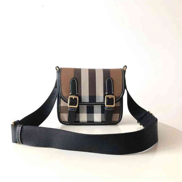 handbag 2021 b-stripe men's and women's cotton postman bag can be slung on one shoulder, british fashion light, Black;red
handbag 2021 b-stripe men's and women's cotton postman bag can be slung on one shoulder, british fashion light, Black;red