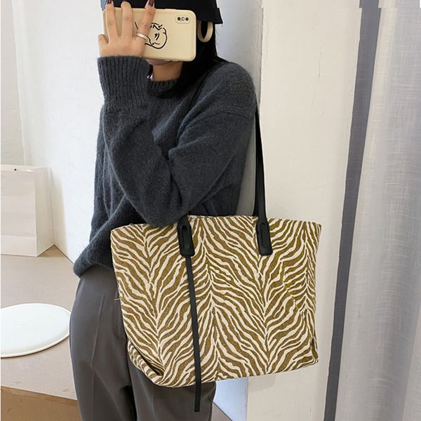2020 new fashion cotton handbags for women retro zebra animal print handbags lady large capacity tote shoulder shopping bags
2020 new fashion cotton handbags for women retro zebra animal print handbags lady large capacity tote shoulder shopping bags