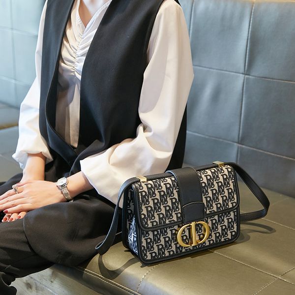 handbag hong kong women's bag 2021 spring and summer high-grade embroidery old flower montaigne versatile one shoulder messenger square, Black;red
handbag hong kong women's bag 2021 spring and summer high-grade embroidery old flower montaigne versatile one shoulder messenger square, Black;red