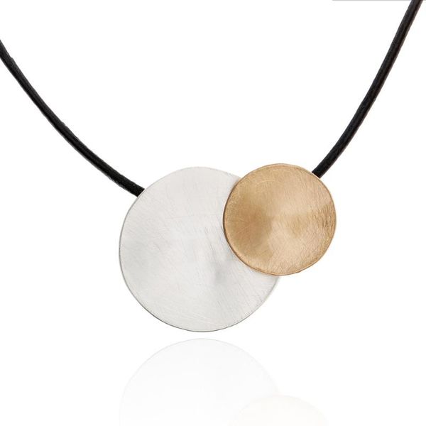 chokers 2021 design double colour round metal necklace hand scratch short pendant leather rope gift for friend, Golden;silver
chokers 2021 design double colour round metal necklace hand scratch short pendant leather rope gift for friend, Golden;silver