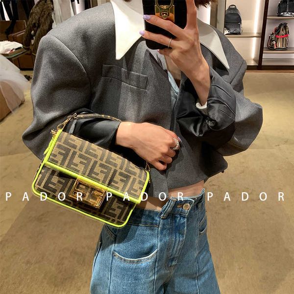 old flower ff canvas shoulder bag fashionable versatile chain small square bag new embroidery hand-held cross-carrying staff handbag handbag
old flower ff canvas shoulder bag fashionable versatile chain small square bag new embroidery hand-held cross-carrying staff handbag handbag