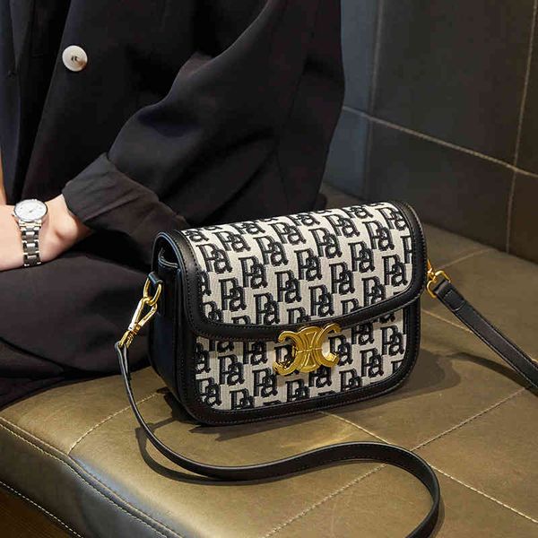 bags handbags wallets horse seat buckle saddle single shoulder armpit 2021 fashion color matching messenger portable small square women', Black;red
bags handbags wallets horse seat buckle saddle single shoulder armpit 2021 fashion color matching messenger portable small square women', Black;red