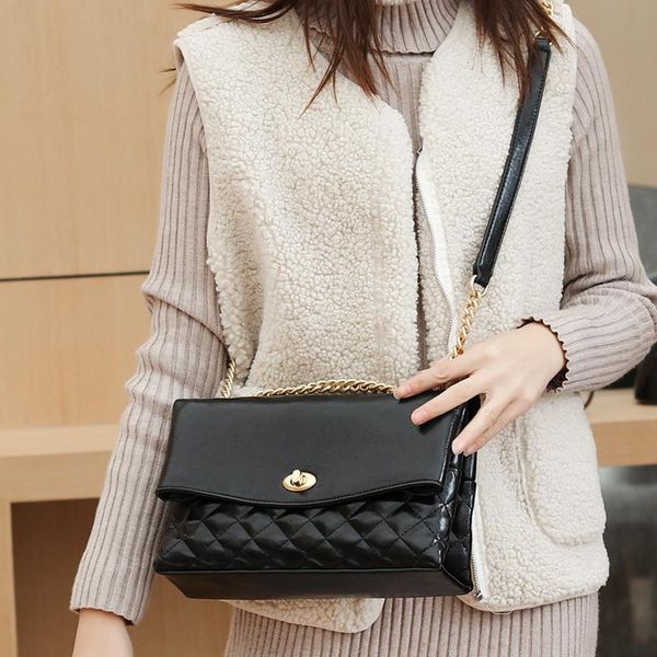 fashion design casual tote women handbag metal chain shoulder bag large capacity leather purse
fashion design casual tote women handbag metal chain shoulder bag large capacity leather purse