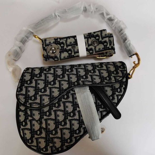 2021 new european and american versatile women's saddle bag star same single shoulder messenger bag classic embroidery retro crossbody
2021 new european and american versatile women's saddle bag star same single shoulder messenger bag classic embroidery retro crossbody