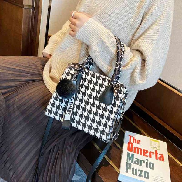 2022 factory wholesale new women's high-capacity thousand bird lattice portable women's bag trend fashion single shoulder messenge
2022 factory wholesale new women's high-capacity thousand bird lattice portable women's bag trend fashion single shoulder messenge