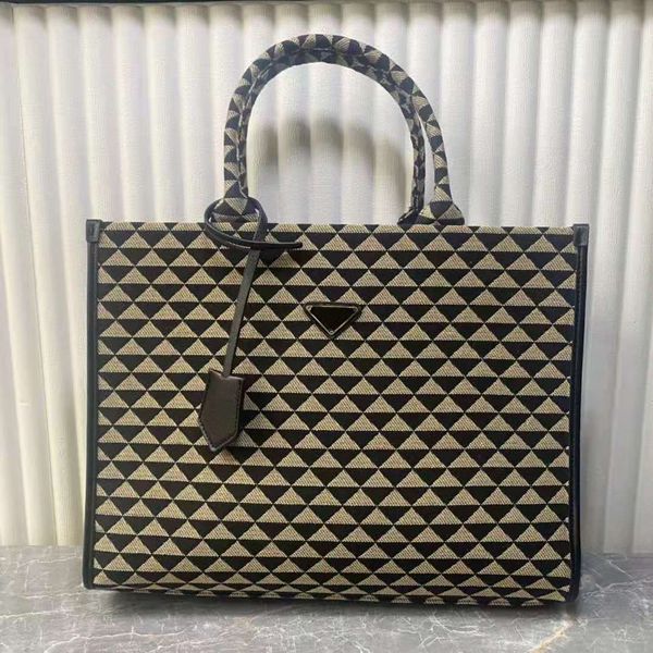 women tote bags fashion handbags designer totes trendy large-capacity shoulder bag fashionable portable purse female packs elegant and versa
women tote bags fashion handbags designer totes trendy large-capacity shoulder bag fashionable portable purse female packs elegant and versa