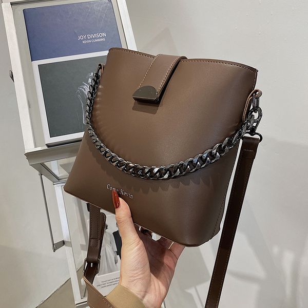 niche design new fashion joker messenger bag large capacity bucket bag chain handbag dual-use bag width: 22cm c0225
niche design new fashion joker messenger bag large capacity bucket bag chain handbag dual-use bag width: 22cm c0225