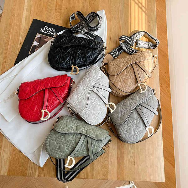 2022 factory wholesale women's bag simple fashion single shoulder messenger diamond lattice embroidered shoulder strap bag fashion
2022 factory wholesale women's bag simple fashion single shoulder messenger diamond lattice embroidered shoulder strap bag fashion
