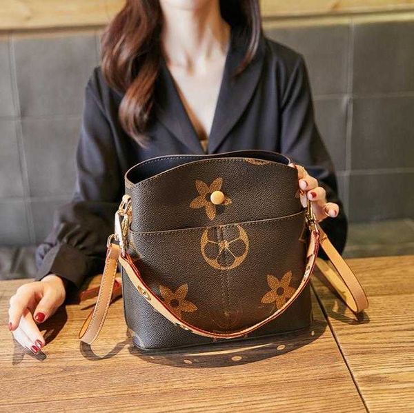spring/summer 2021 women's style bags all-match printing bucket bag atmosphere fashion wide strap single shoulder mengerbag tide handba
spring/summer 2021 women's style bags all-match printing bucket bag atmosphere fashion wide strap single shoulder mengerbag tide handba
