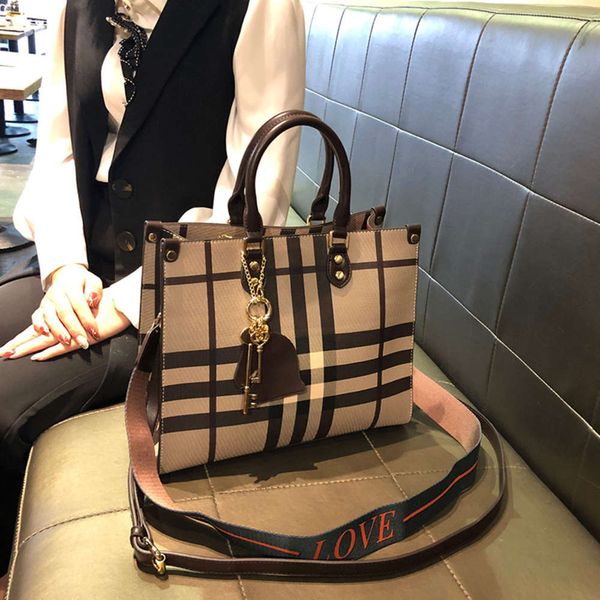 hbp fashion hong kong 2021 new fashion and high capacity lady's plaid women's hand-held messenger tote leather bag
hbp fashion hong kong 2021 new fashion and high capacity lady's plaid women's hand-held messenger tote leather bag