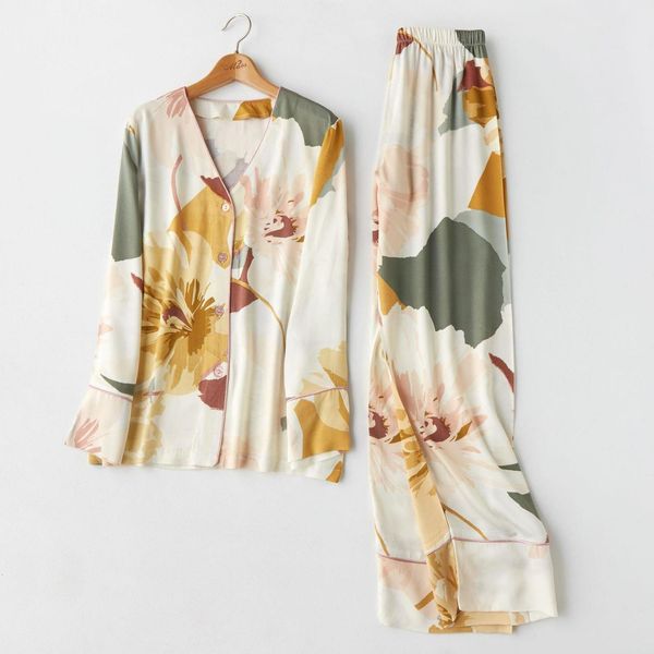 new satin floral printing pajama set fashion long sleeve pijamas women v-neck loungewear set 2 piece home clothes sleepwear 2020, Black;red
new satin floral printing pajama set fashion long sleeve pijamas women v-neck loungewear set 2 piece home clothes sleepwear 2020, Black;red