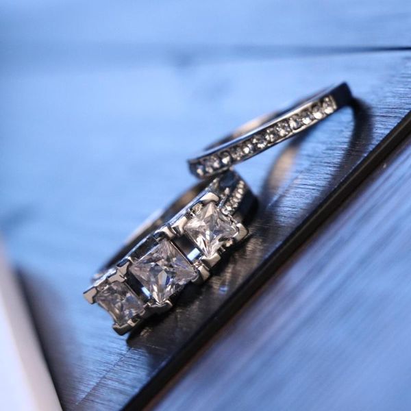 cluster rings 2pcs bridal set elegant luxury alloy three-stone white cz wedding band engagement ring sets fashion jewelry, Golden;silver
cluster rings 2pcs bridal set elegant luxury alloy three-stone white cz wedding band engagement ring sets fashion jewelry, Golden;silver