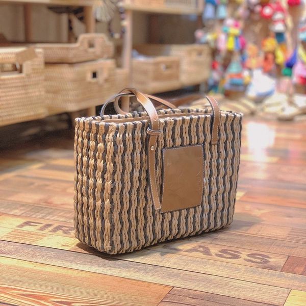season new luo yiwei same style basket straw hand woven holiday one shoulder portable exquisite bag
season new luo yiwei same style basket straw hand woven holiday one shoulder portable exquisite bag