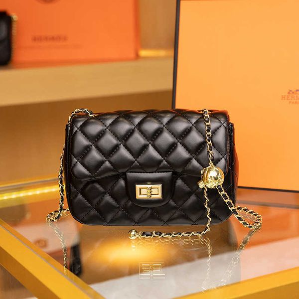 single shoulder bag feminine temperament fashionable lingge small fragrance chain square 2021 fashion transfer bead msenger
single shoulder bag feminine temperament fashionable lingge small fragrance chain square 2021 fashion transfer bead msenger