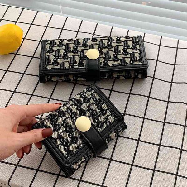 2022 new fashion d-shaped long wallet women's folding multi card slot bag short wallet change purses sale, Red;black
2022 new fashion d-shaped long wallet women's folding multi card slot bag short wallet change purses sale, Red;black