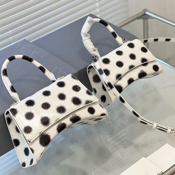 luxury designer bags shoulder half moon women lady co-branded new fashion handbags cross body wallets plain famous dot handle letter totes p
luxury designer bags shoulder half moon women lady co-branded new fashion handbags cross body wallets plain famous dot handle letter totes p