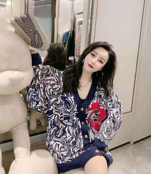 21ss letter lazy v-neck knitted cardigan men's casual jacket women, White;black
21ss letter lazy v-neck knitted cardigan men's casual jacket women, White;black